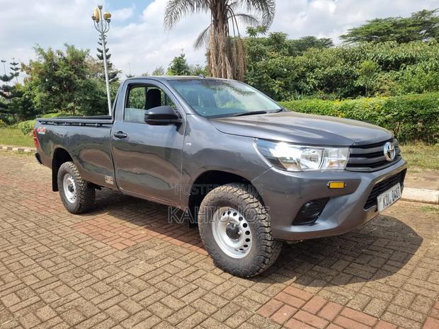 Toyota Hilux 2023 Gray