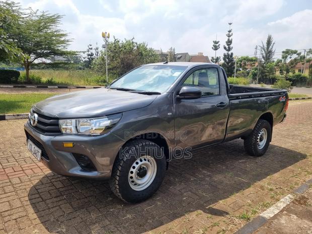 Toyota Hilux 2023 Gray
