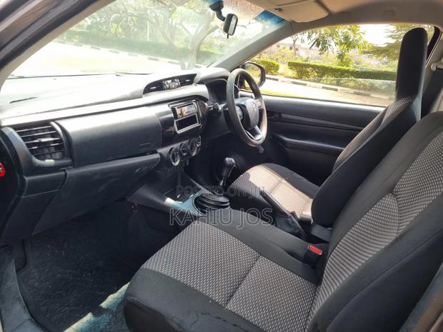 Toyota Hilux 2023 Gray