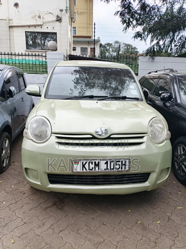 Toyota Sienta 2010 Green