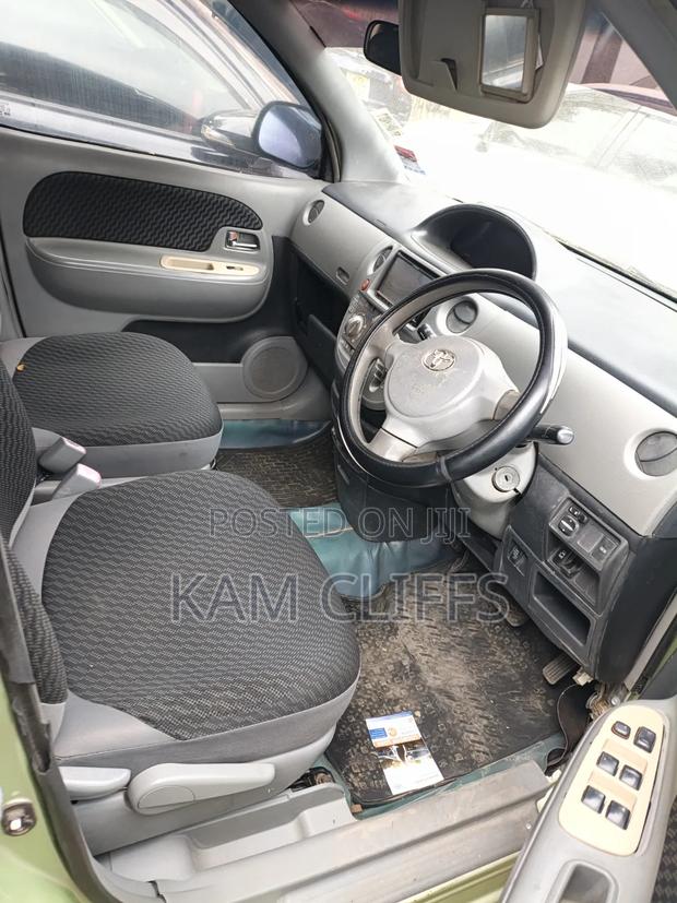 Toyota Sienta 2010 Green
