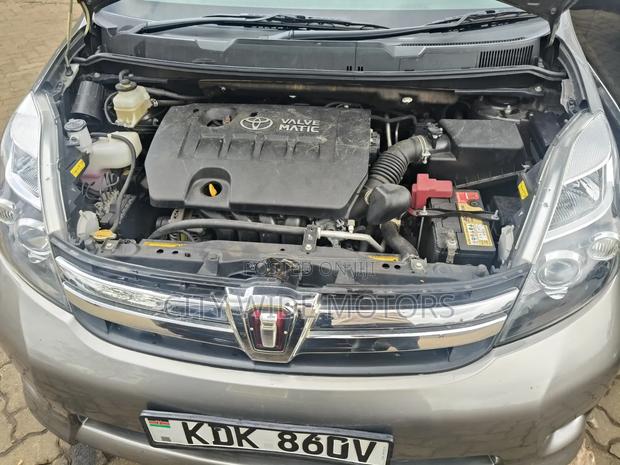 Toyota ISIS 1.8 L G-edition 2WD 2015 Gray