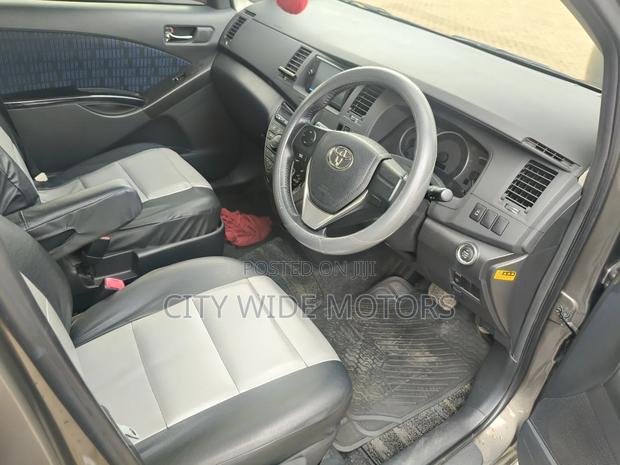 Toyota ISIS 1.8 L G-edition 2WD 2015 Gray