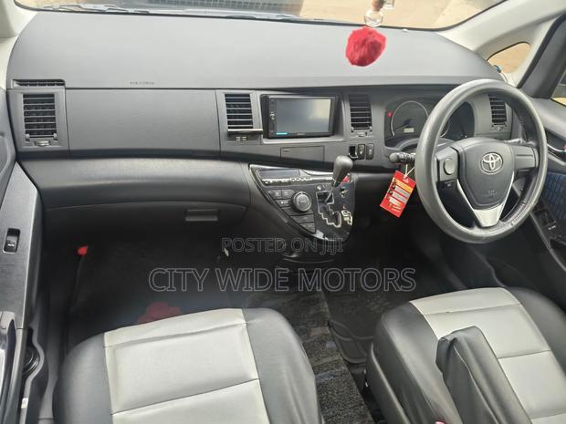Toyota ISIS 1.8 L G-edition 2WD 2015 Gray