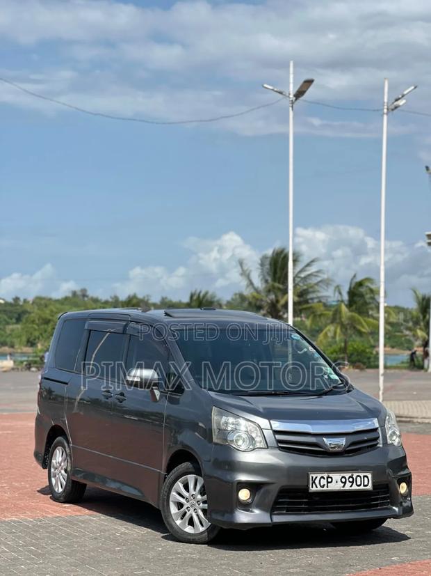 Toyota Noah 2011 Gray