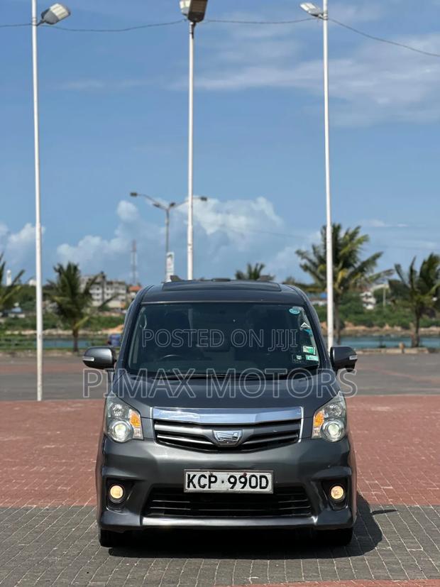 Toyota Noah 2011 Gray