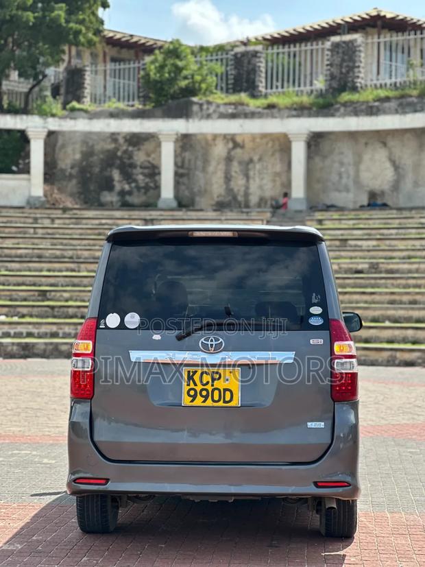 Toyota Noah 2011 Gray