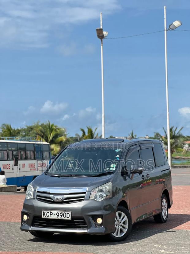 Toyota Noah 2011 Gray