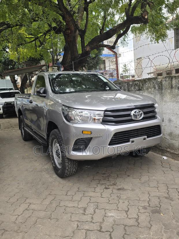 Toyota Hilux 2022 Silver