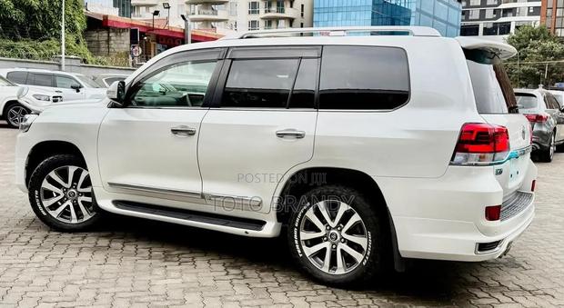 Toyota Land Cruiser 2019 White