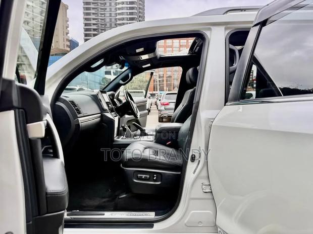 Toyota Land Cruiser 2019 White