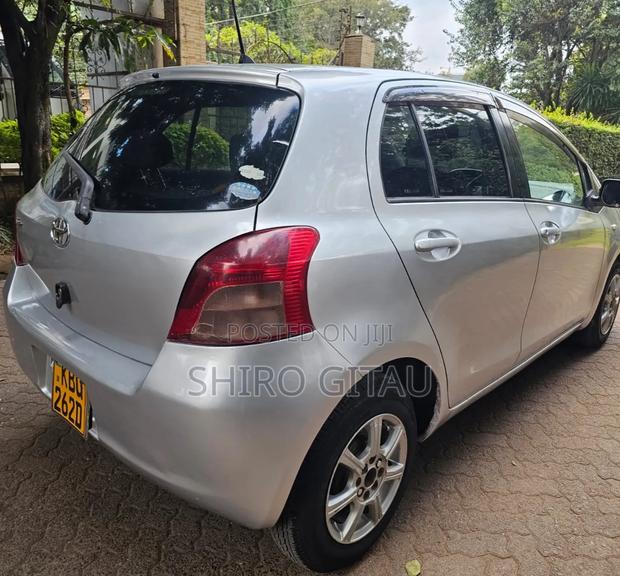 Toyota Vitz 2006 Silver
