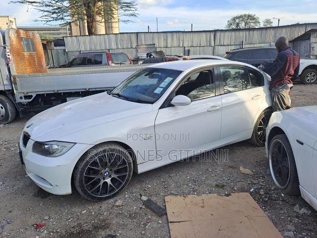 BMW 320i Sedan RWD 2007 White