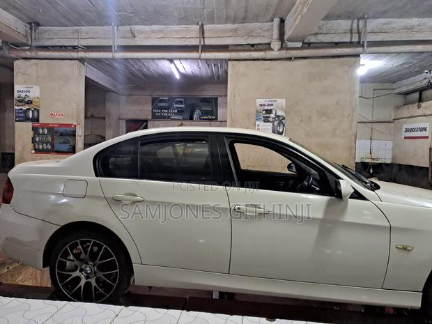 BMW 320i Sedan RWD 2007 White