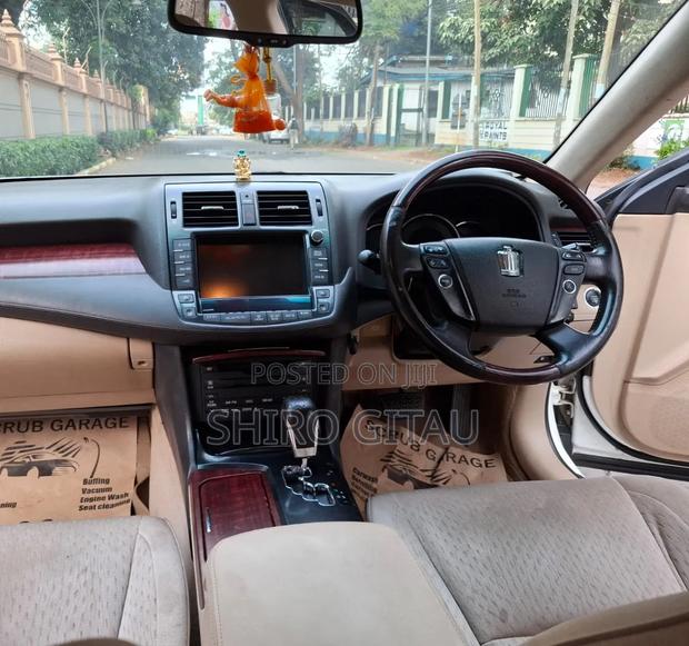 Toyota Crown 2009 White