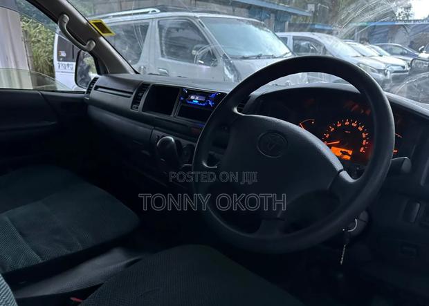Toyota HiAce 2019 White