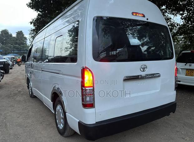 Toyota HiAce 2019 White