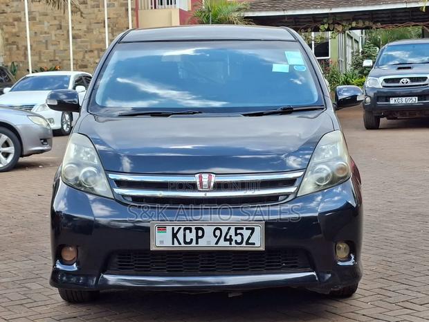 Toyota ISIS 2010 Black