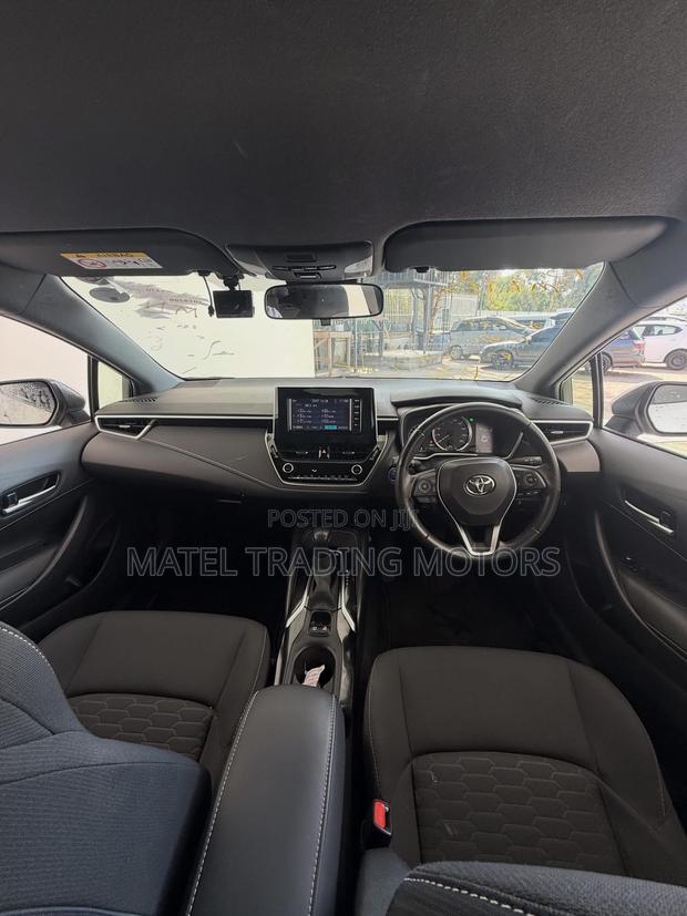 Toyota Corolla SE (1.8L 4cyl 6M) 2019 White