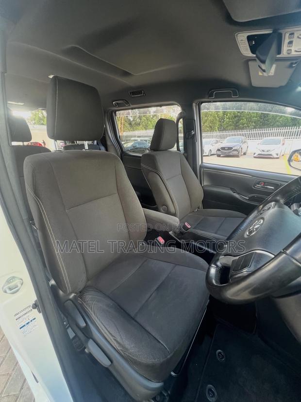 Toyota Esquire 2.0 AWD (7 seater) 2019 White