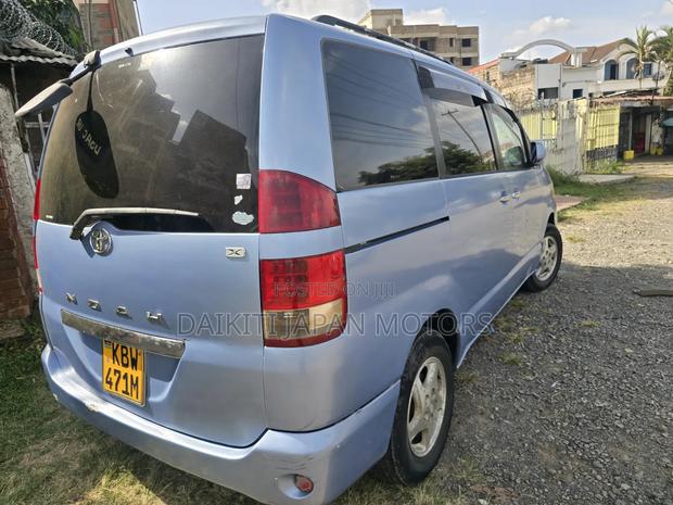 Toyota Noah 2006 Blue