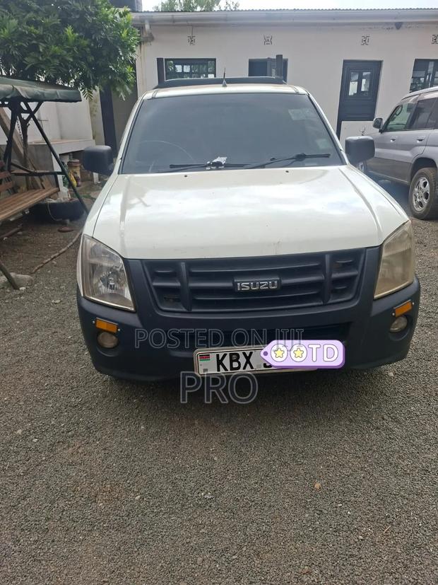 Isuzu D-MAX 2012 White