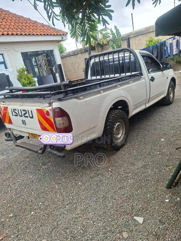 Isuzu D-MAX 2012 White