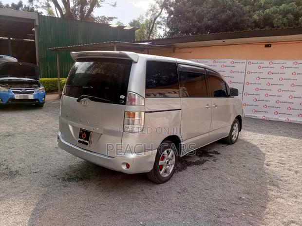 Toyota Voxy 2006 Silver