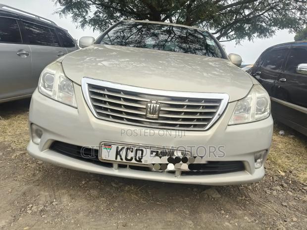 Toyota Crown 2011 Gold