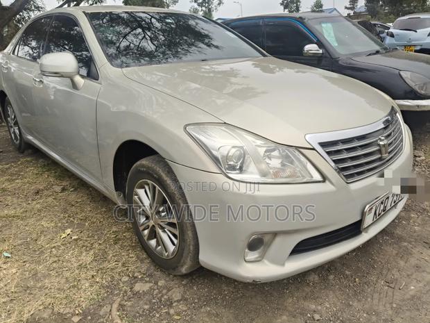 Toyota Crown 2011 Gold
