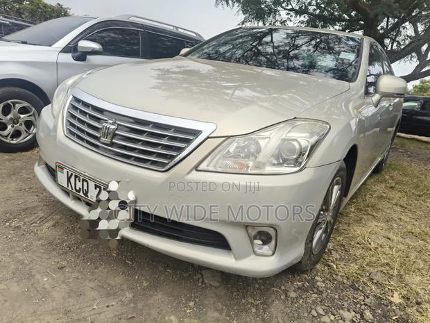 Toyota Crown 2011 Gold