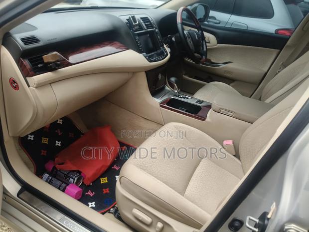 Toyota Crown 2011 Gold