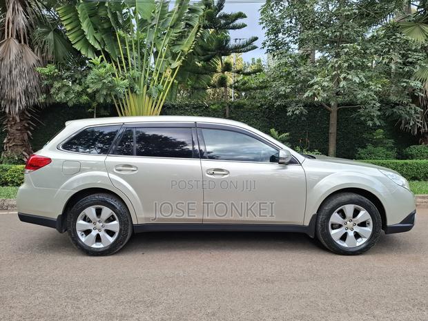 Subaru Outback 2.5i 2010 Gold