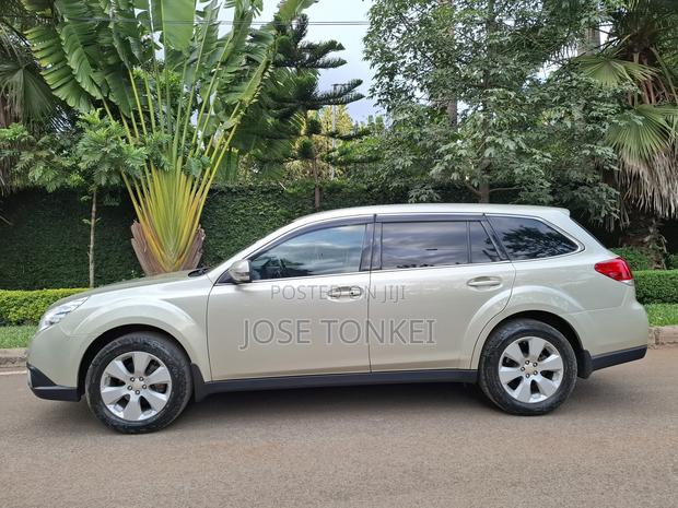Subaru Outback 2.5i 2010 Gold