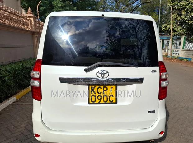 Toyota Noah 2010 White