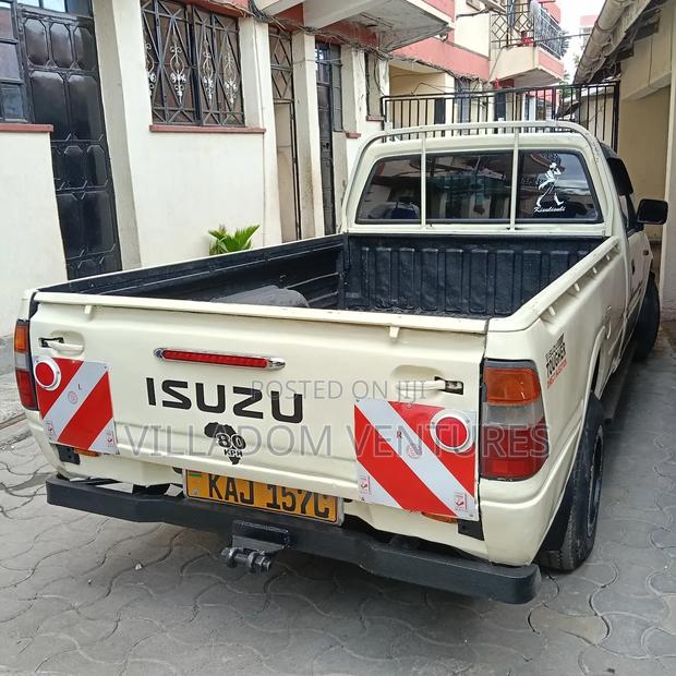 Isuzu D-MAX 2002 Beige