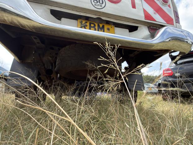 Toyota Hilux 2004 White