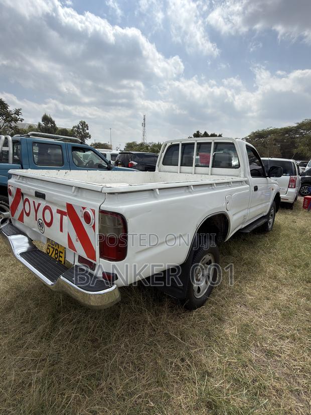 Toyota Hilux 2004 White