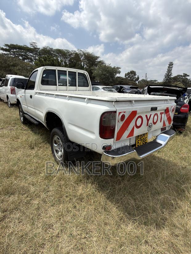 Toyota Hilux 2004 White