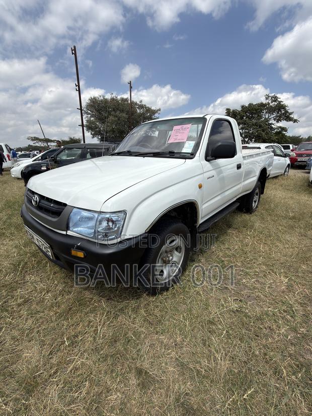 Toyota Hilux 2004 White