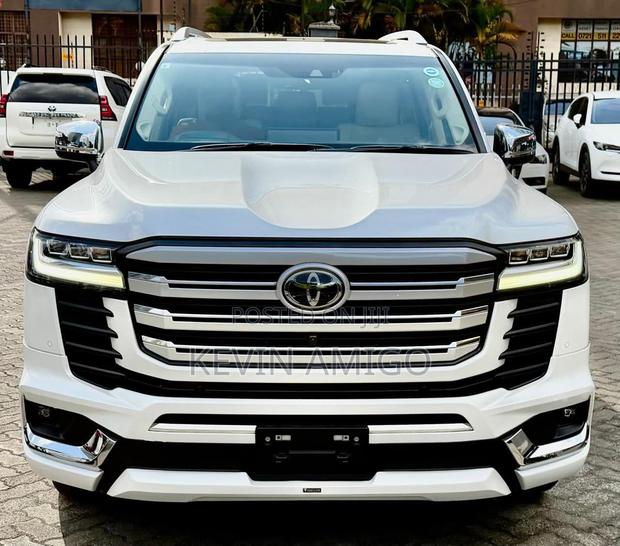 Toyota Land Cruiser LC300 2023 White