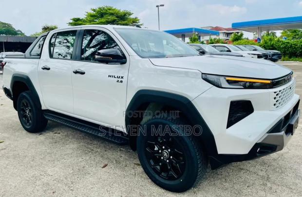 New Toyota Hilux 2025 White