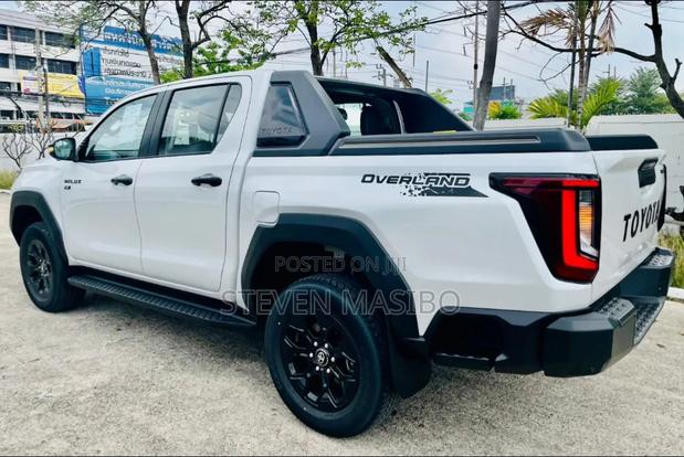 New Toyota Hilux 2025 White
