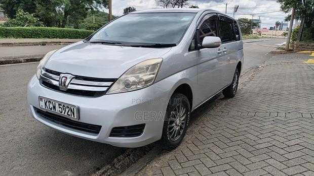 Toyota ISIS 2013 Silver