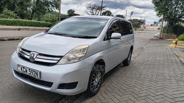 Toyota ISIS 2013 Silver
