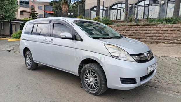 Toyota ISIS 2013 Silver