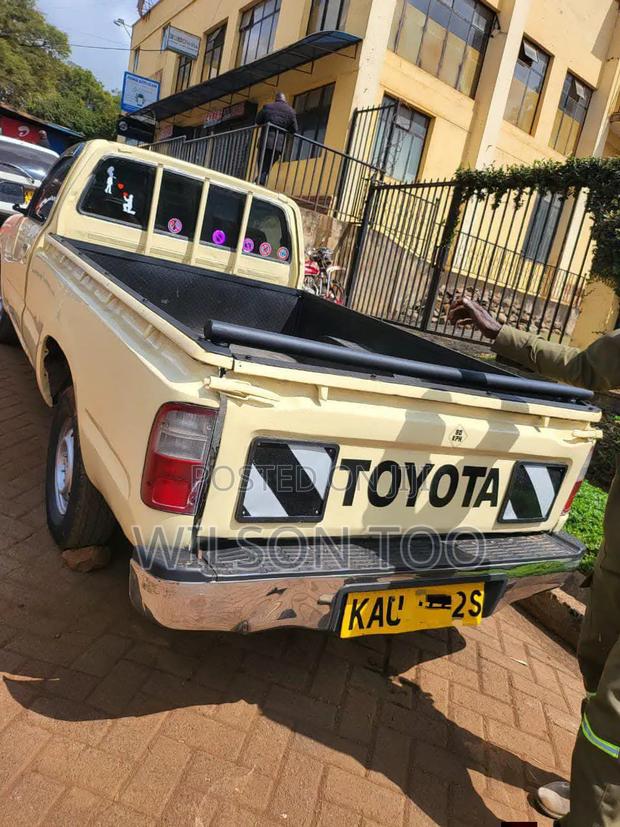 Toyota Hilux 2006 Beige