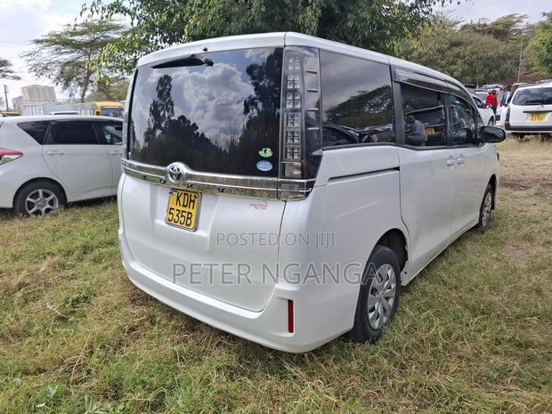 Toyota Voxy SV Premium 2014 White