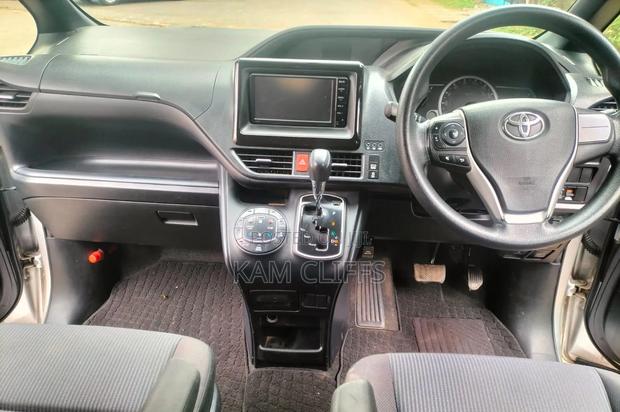 Toyota Voxy 2016 Silver