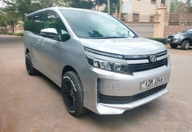 Toyota Voxy 2016 Silver